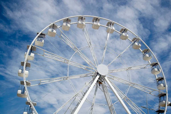 Séance Photo Une Roue Ferris Blanche Avec Fond Bleu Ciel — Photo