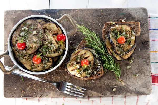 Chleb Pełnoziarnisty Bruschetta Grillowanymi Bakłażanami Pomidory Pachino Smaku Rozmarynu Czosnku — Zdjęcie stockowe