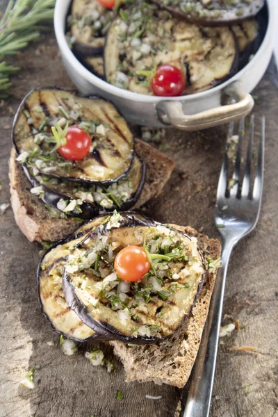 Bruschetta Integrale Pane Con Melanzane Grigliate Pomodori Pachino Aromatizzati Rosmarino — Foto Stock