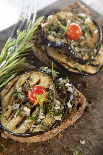 Pão Integral Bruschetta Com Beringelas Grelhadas Tomate Paquino Aromatizado Com — Fotografia de Stock