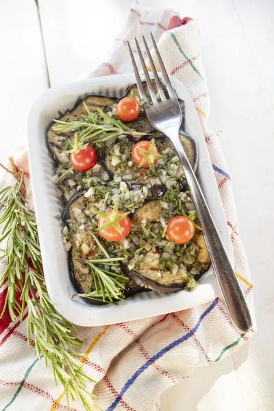 Presentación Una Bandeja Berenjenas Parrilla Con Tomates Pachino Aromatizados Con — Foto de Stock