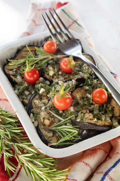 Presentación Una Bandeja Berenjenas Parrilla Con Tomates Pachino Aromatizados Con — Foto de Stock