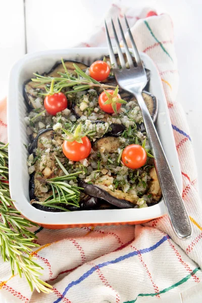 Presentazione Vassoio Melanzane Alla Griglia Con Pomodori Pachino Aromatizzati Con — Foto Stock