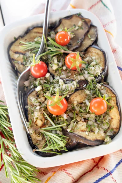 Présentation Plateau Aubergines Grillées Aux Tomates Pachino Aromatisées Romarin Ail — Photo