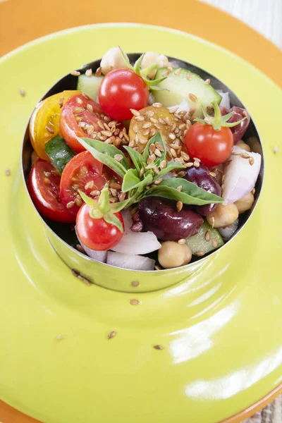 Fényképezés Színes Frissítő Mediterrán Saláta Teljes Étel Alapján Szezonális Zöldségek — Stock Fotó