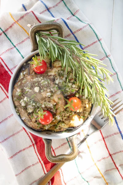 Berenjenas Parrilla Tomates Pachino Aromatizados Con Romero Ajo Presentados Una —  Fotos de Stock