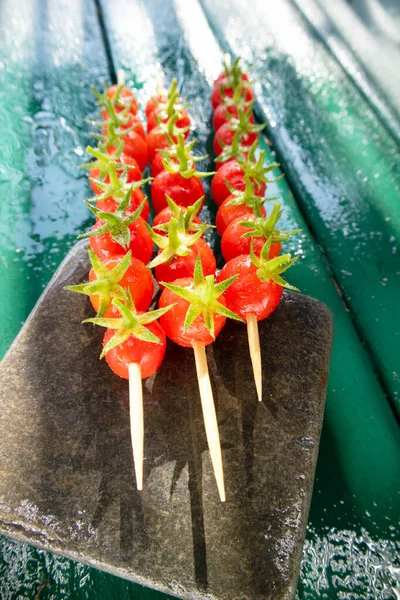 Pachino, Sicilya İtalya 'dan gelen vişneli domateslerle yapılan üç şişin foto sunumu, sulu ve lezzetli kırmızılar 