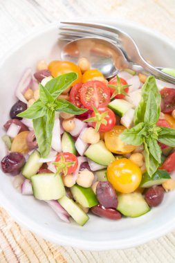 Renkli ve ferahlatıcı Akdeniz salatasının fotoğraf çekimi. Burada vejetaryen versiyonunda gösterilen mevsimlik sebzelere dayanan tatlarla dolu bir yemek.