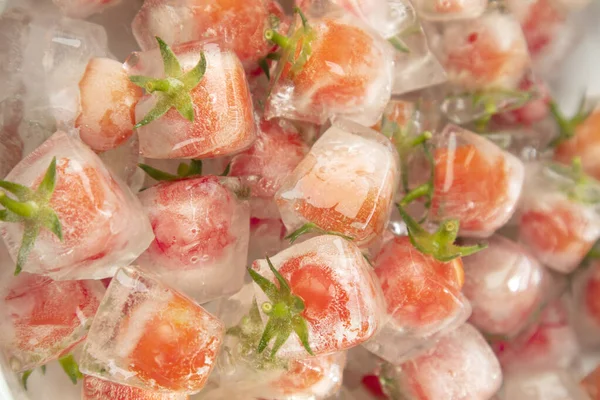 Eiswürfel Mit Kleinen Kirschtomaten Inneren Für Erfrischende Aperitifs — Stockfoto