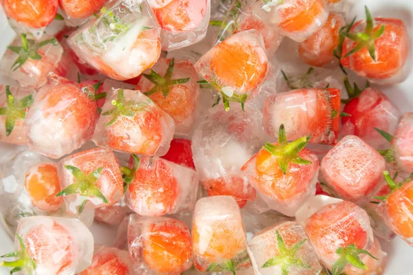 Eiswürfel Mit Kleinen Kirschtomaten Inneren Für Erfrischende Aperitifs — Stockfoto