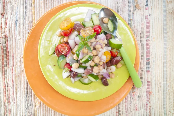 色彩艳丽的地中海色拉的照片拍摄 这道菜充满了根据蔬菜季节制作而成的风味 — 图库照片