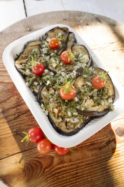 Aubergines Grillées Aromatisées Romarin Huile Olive Ail Présentées Dans Plateau — Photo