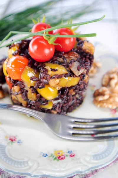 Präsentation Eines Ersten Gerichts Mit Schwarzem Reis Paprika Tomaten Und — Stockfoto