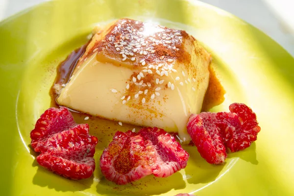 黄色の皿にラズベリー風味のバニラベースのデザートの写真表現 — ストック写真