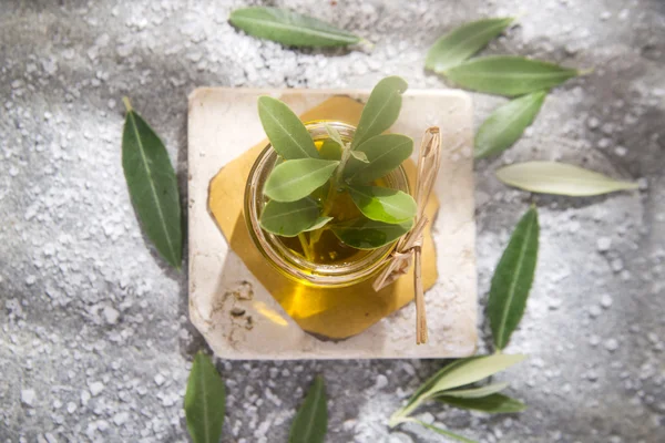 Malé skleněné nádoby obsahující olivový olej — Stock fotografie