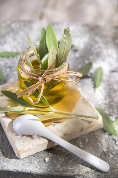 Petit pot en verre contenant de l'huile d'olive — Photo