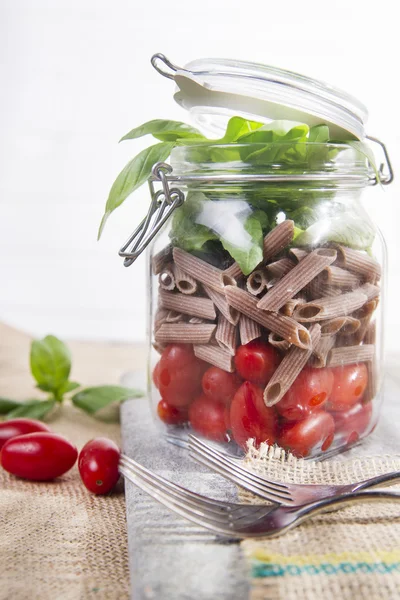 Nudeln mit Tomatensauce und Basilikum — Stockfoto