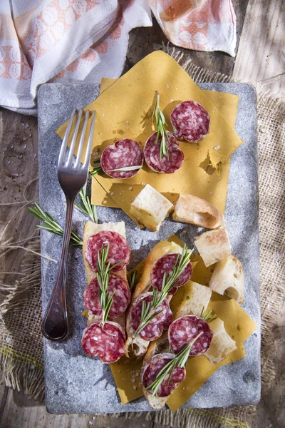 Focaccia e salame — Fotografia de Stock