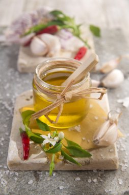 zeytinyağı, sarımsak ve biber 