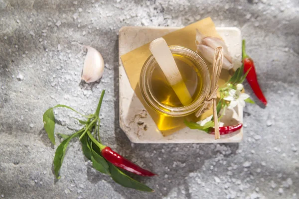 Aceite de oliva, ajo y chile — Foto de Stock