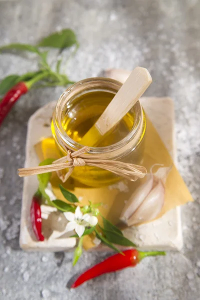 Aceite de oliva, ajo y chile — Foto de Stock