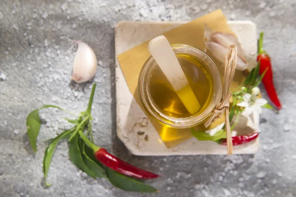 Оливковое масло, чеснок и чили — стоковое фото