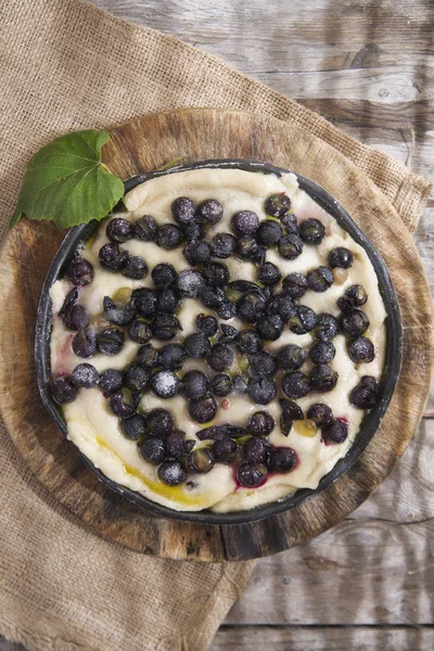 Ruwe focaccia met rode druif aardbei — Stockfoto