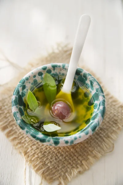 Petit récipient avec huile d'olive extra vierge — Photo