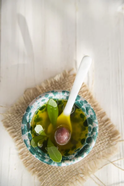 Recipiente pequeño con aceite de oliva virgen extra — Foto de Stock