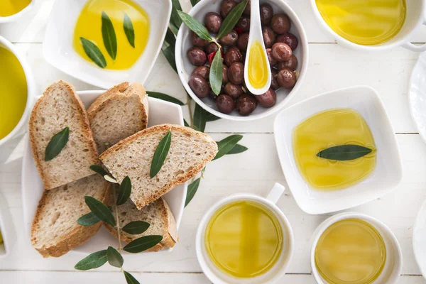 Bread and olive oil — Stock Photo, Image