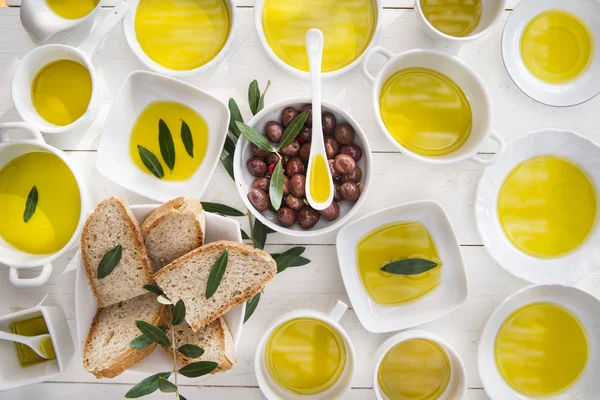 Bread and olive oil — Stock Photo, Image