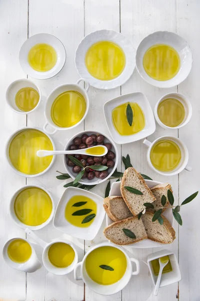 Bread and olive oil — Stock Photo, Image