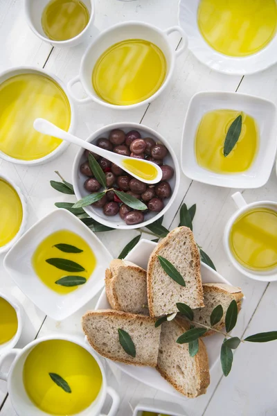 Bread and olive oil — Stock Photo, Image