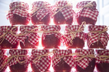 küçük kavanoz domates sosu 