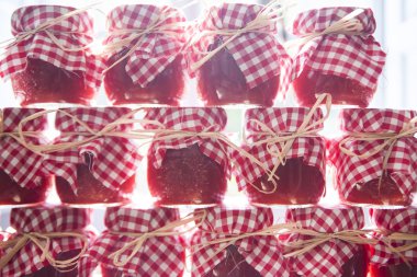 küçük kavanoz domates sosu 