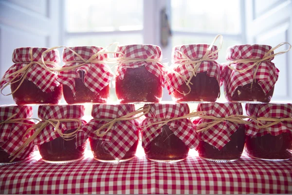 Kleine Gläser Tomatensauce — Stockfoto