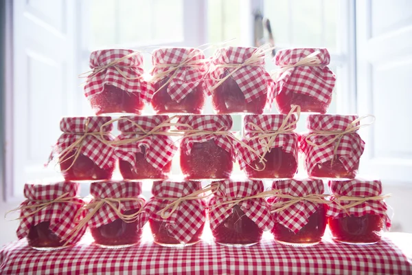 Kleine Gläser Tomatensauce — Stockfoto