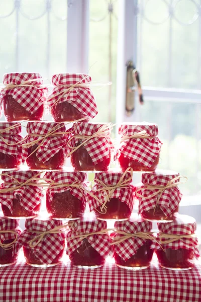 Kleine Gläser Tomatensauce — Stockfoto