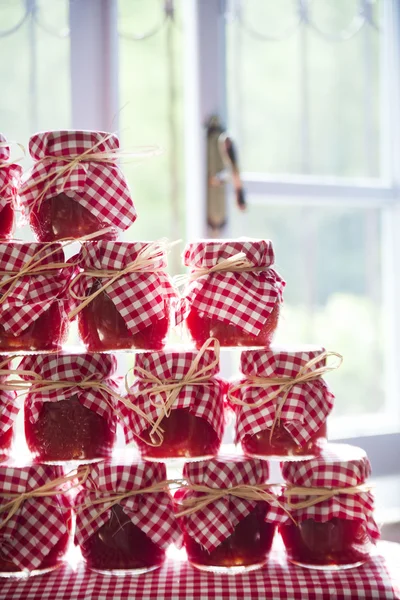 Kleine Gläser Tomatensauce — Stockfoto