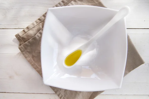 Recipientes pequeños con aceite de oliva virgen extra — Foto de Stock