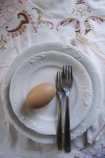 Яйцо на белой тарелке — стоковое фото