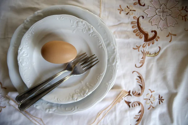 Яйцо на белой тарелке — стоковое фото