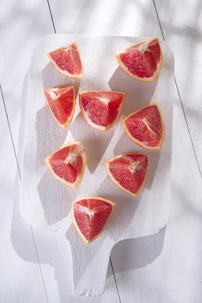 Шматочки червоного грейпфрута — стокове фото