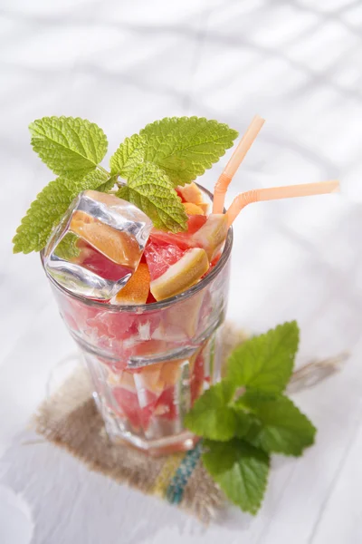 Rote Grapefruit trinken — Stockfoto