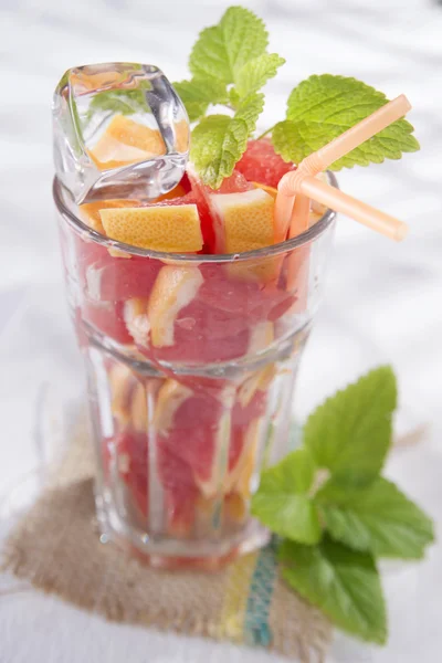 Rote Grapefruit trinken — Stockfoto