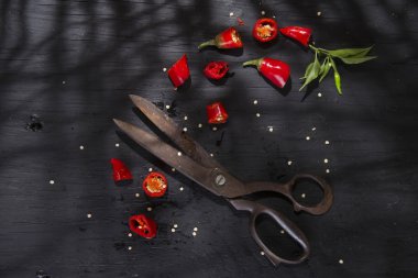 Kırmızı biberi kes. 