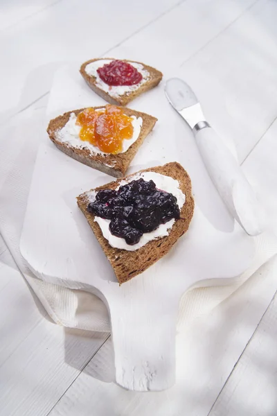 Ontbijt brood en jam — Stockfoto