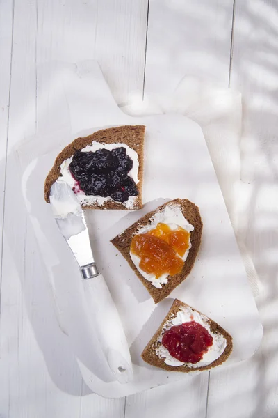 Ontbijt brood en jam — Stockfoto