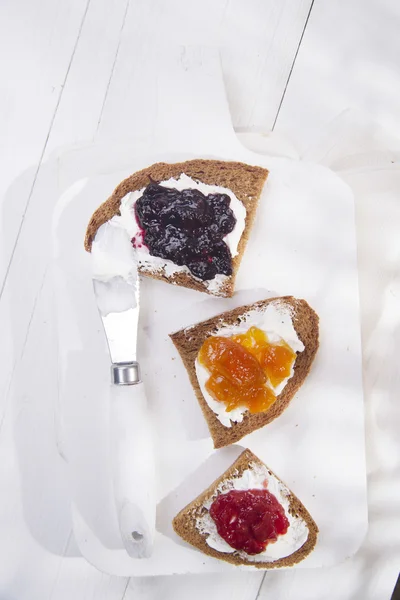 아침 빵과 잼 — 스톡 사진
