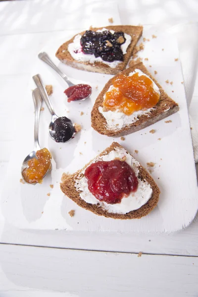 Ontbijt brood en jam — Stockfoto